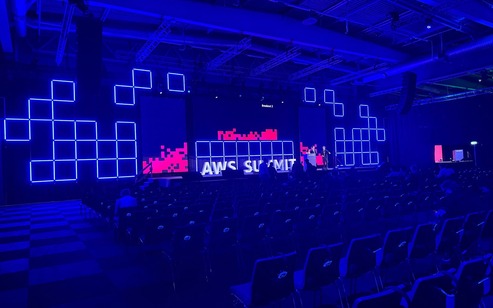 Astera Titan Tubes i rutnät runt scenen på Stockholmsmässan.